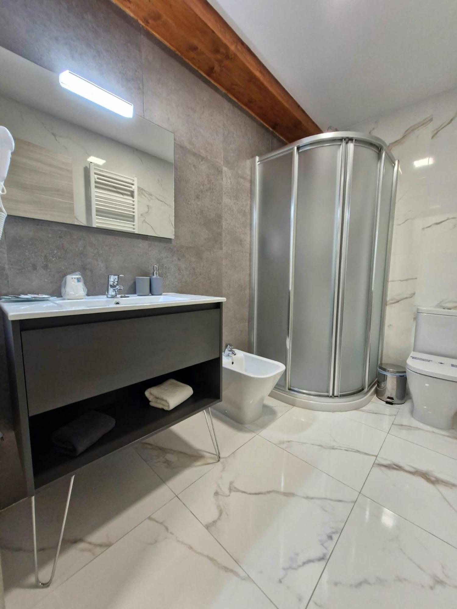 Feeling Home - Suites&Rooms ليون المظهر الخارجي الصورة